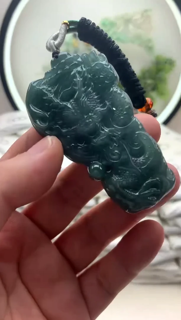 颈饰未镶嵌翡翠龙牌