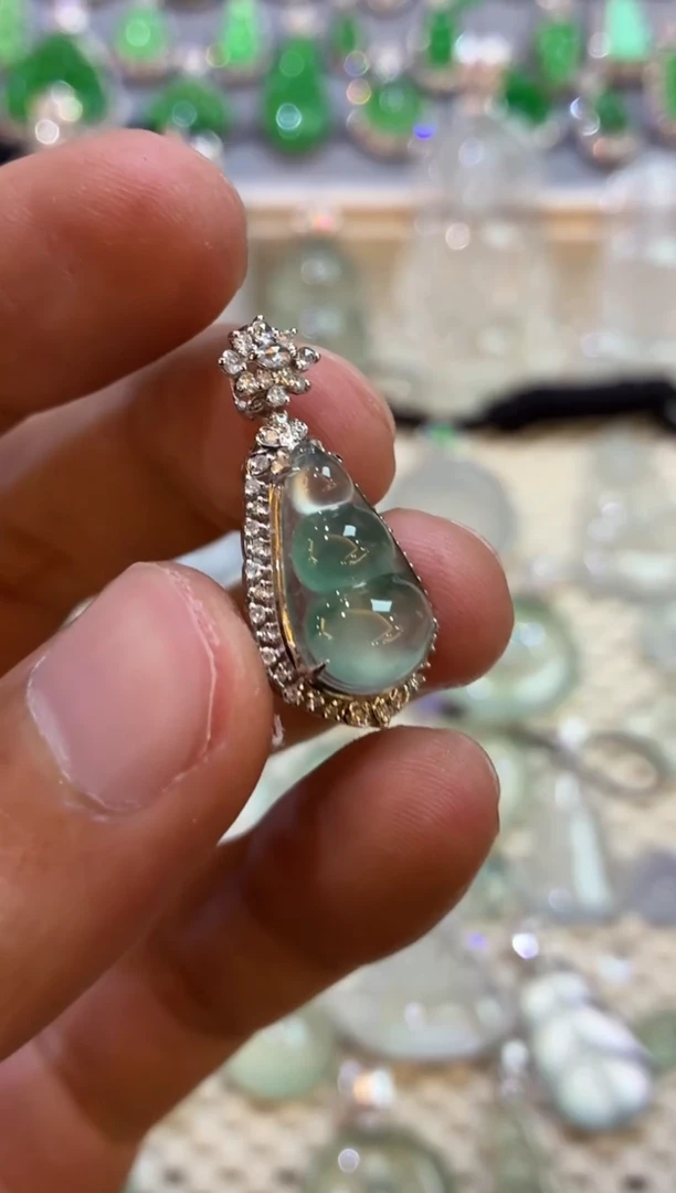 吊坠(不含链)18K金镶嵌翡翠豆子