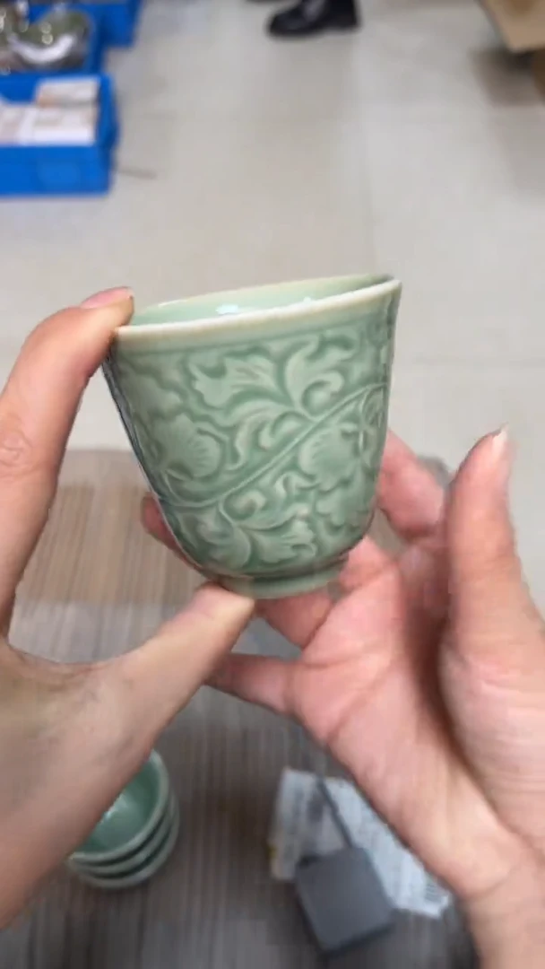 陶瓷青瓷牡丹纹隋行杯 （一个）