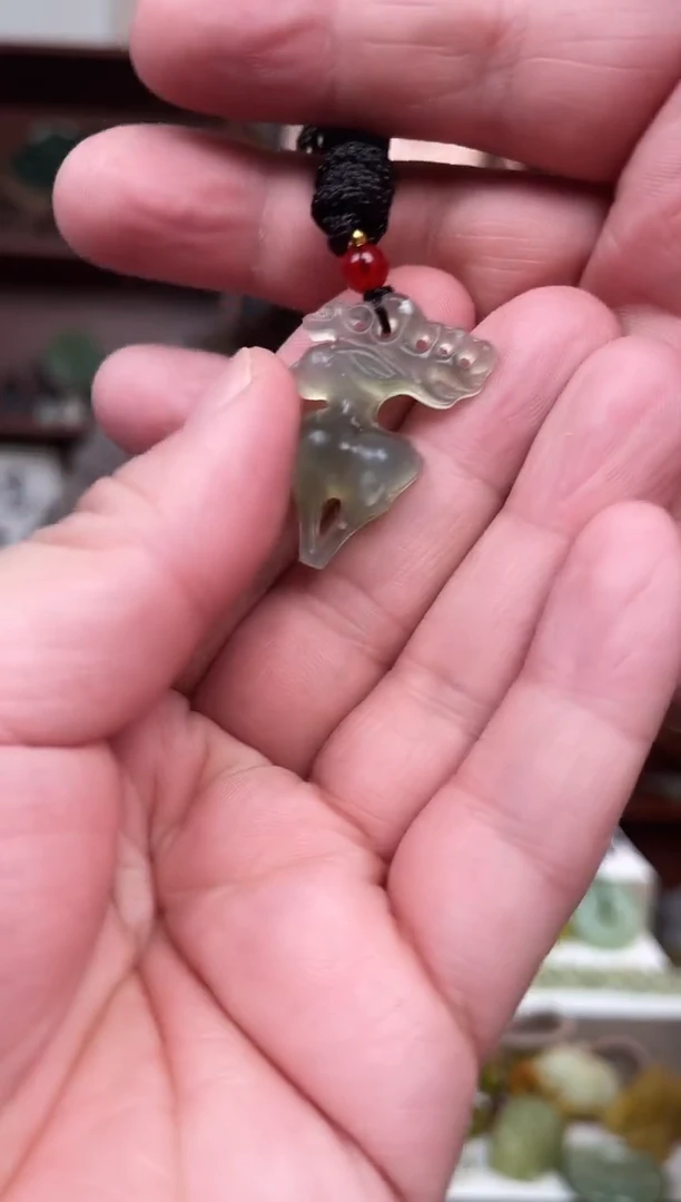 未镶嵌蛇纹石玉颈饰·