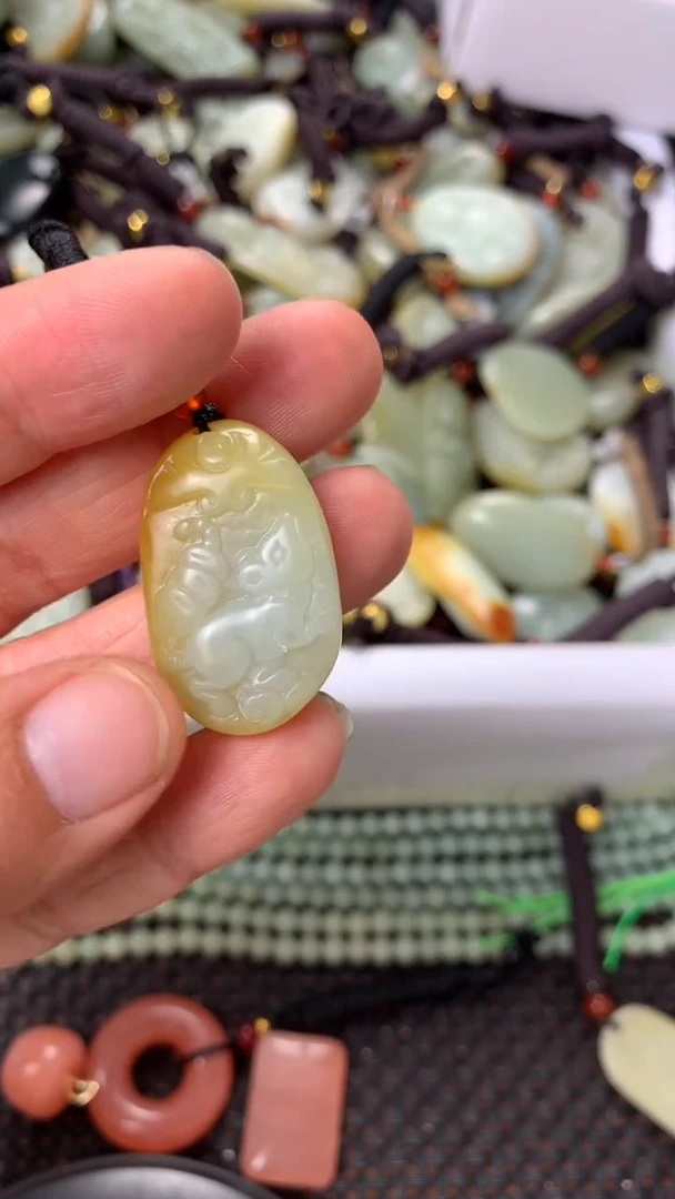 【闪购商品】和田玉颈饰未镶嵌多样性发货没有证书拍一发一有瑕