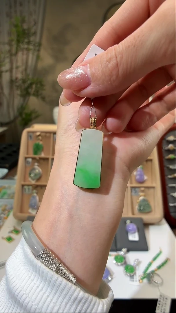 颈饰18K金镶嵌翡翠无事牌