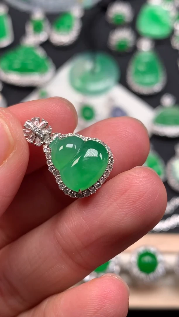 颈饰18K金镶嵌翡翠缅甸翡翠钻石镶嵌葫芦