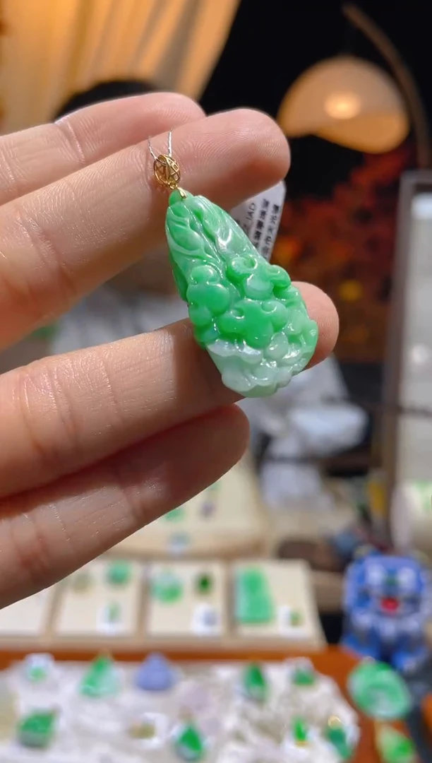 翡翠18K金镶嵌颈饰白菜