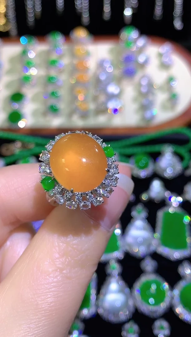 18K金镶嵌戒指翡翠高冰黄翡蛋面戒指