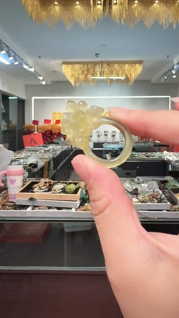 颈饰未镶嵌和田玉戒指
