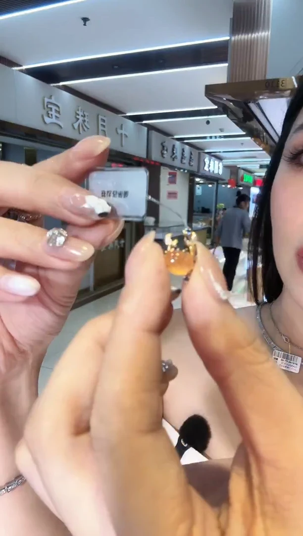 18K金镶嵌吊坠（不含链）石榴石（芬达石）螃蟹
