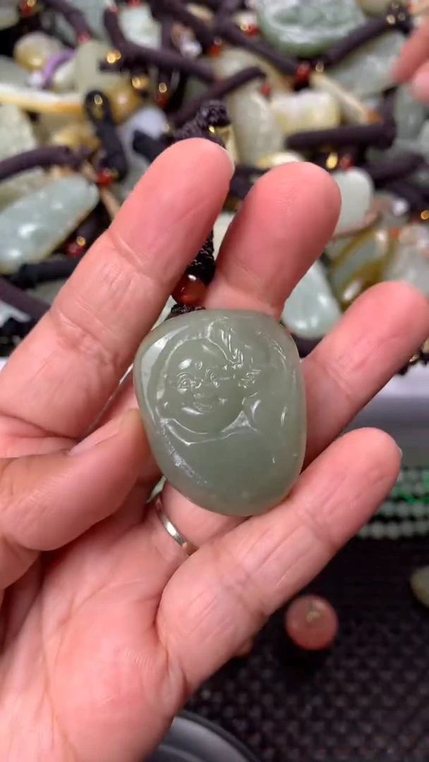 【闪购商品】和田玉颈饰未镶嵌多样性发货没有证书.拍一发一，有瑕