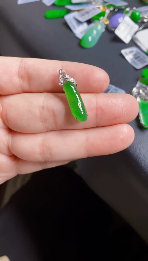 翡翠18K金镶嵌颈饰瓜