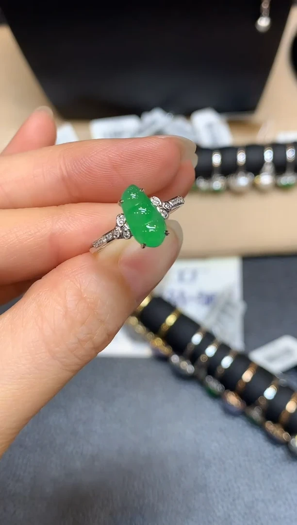18K金镶嵌戒指翡翠1【无服务费