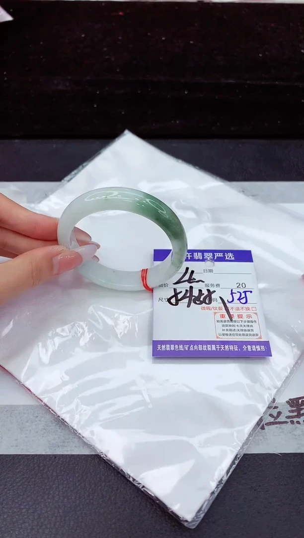 翡翠手镯未镶嵌1