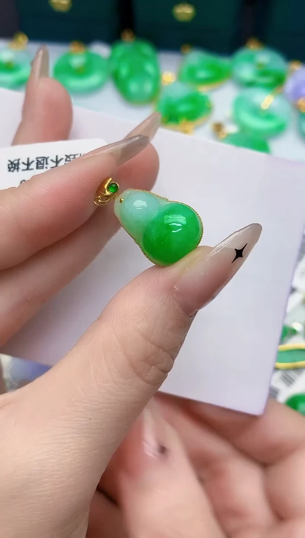 颈饰18K金镶嵌翡翠缅甸天然翡翠A货