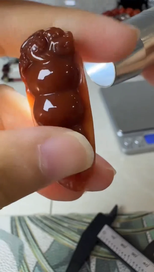 颈饰未镶嵌水晶矿坑