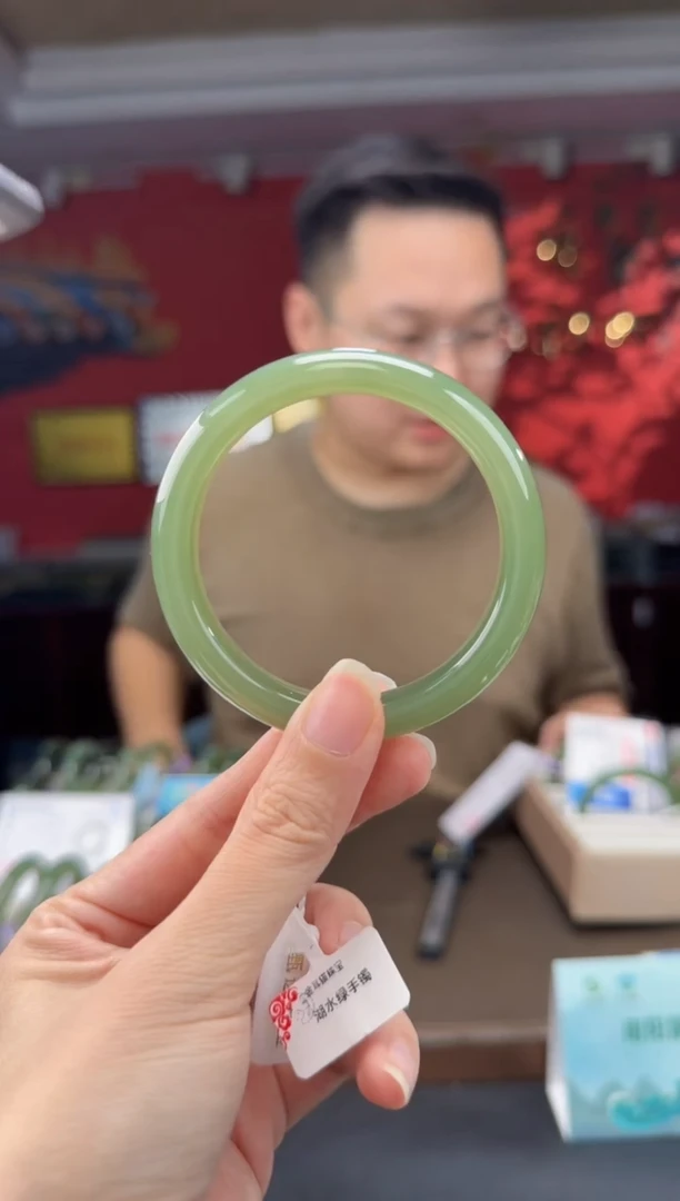 颈饰未镶嵌和田玉湖水绿手镯55+