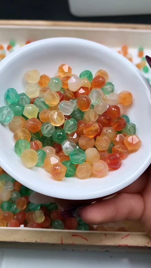 未镶嵌散珠玛瑙/玉髓E808 多彩玛瑙 菱形切面8mm25个9.9元