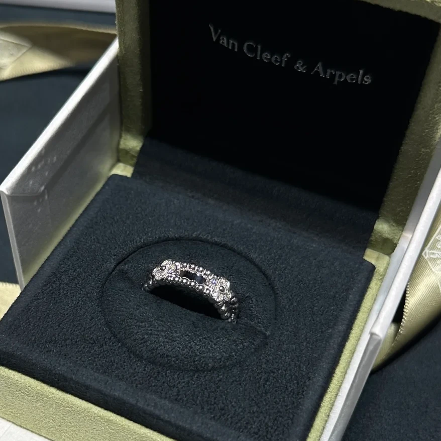 99新 梵克雅宝 【66特价】 18K白金 Perlée 万花筒镶钻戒指 53