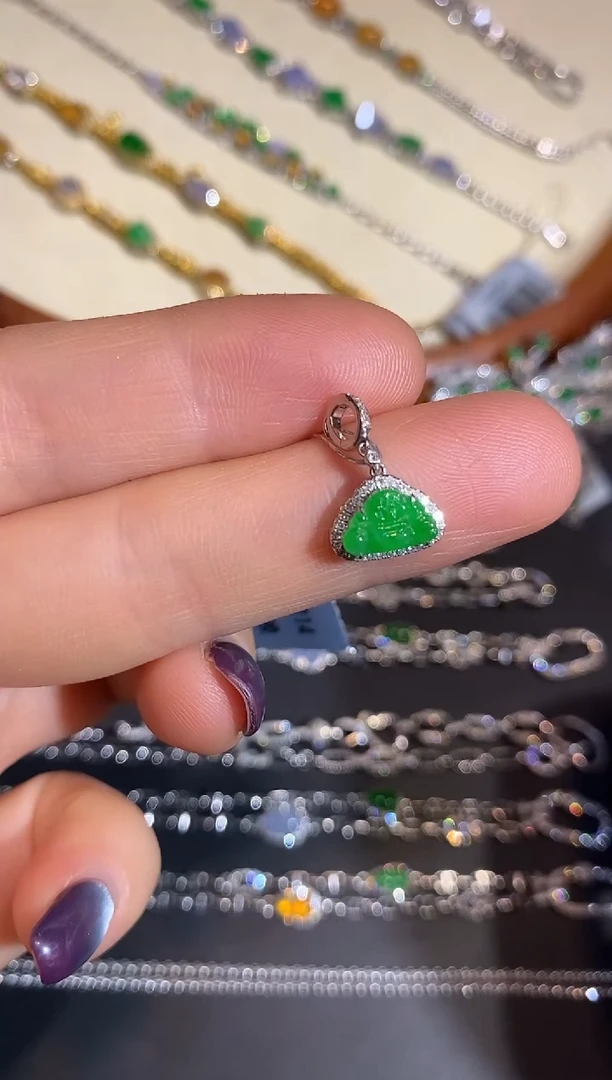 颈饰18K金镶嵌翡翠吊坠