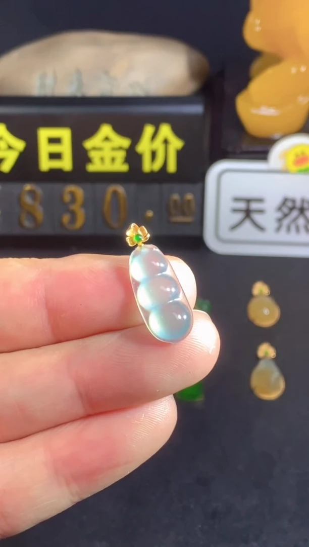 颈饰18K金镶嵌翡翠