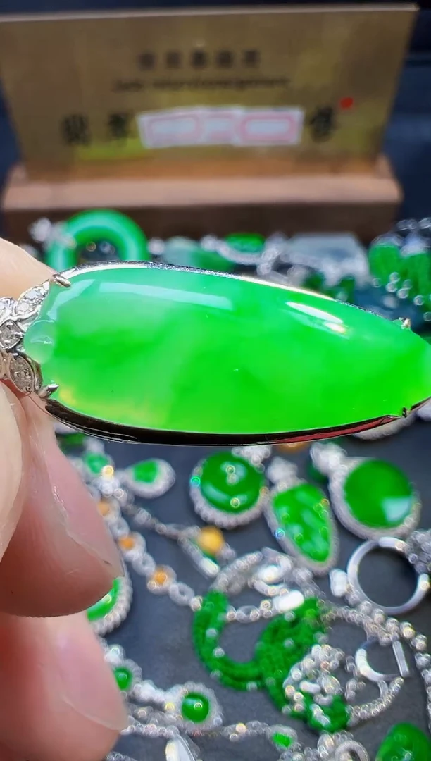 翡翠18K金镶嵌颈饰星*翡翠