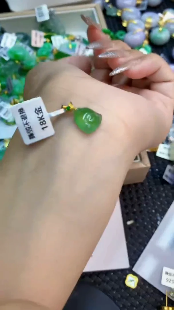 颈饰18K金镶嵌翡翠1