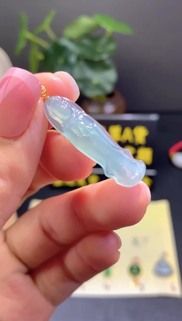 翡翠18K金镶嵌颈饰翡翠吊坠