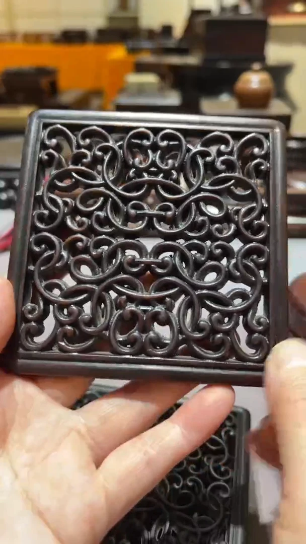 红酸枝木类精品木雕精工细作