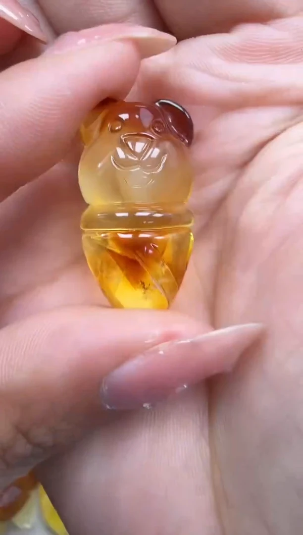 未镶嵌琥珀裸石如图