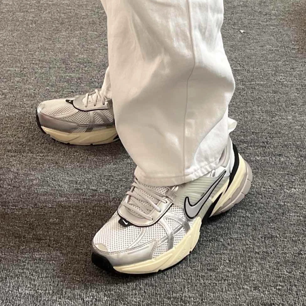 NIKE耐克男子NIKE V2K RUN网面舒适休闲板鞋HJ4497-100