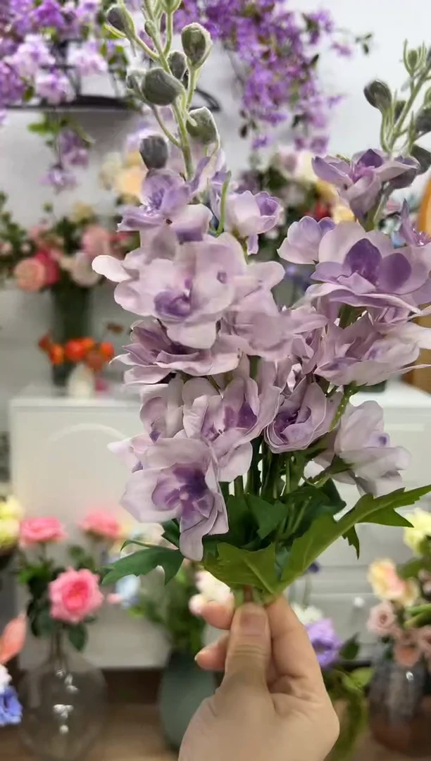 2枝紫色手感保湿飞燕