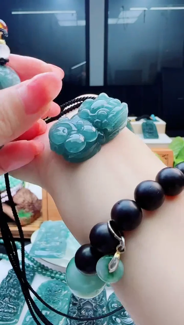 翡翠未镶嵌颈饰多样性发货其中一件