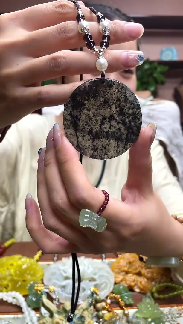 岫玉未镶嵌颈饰·