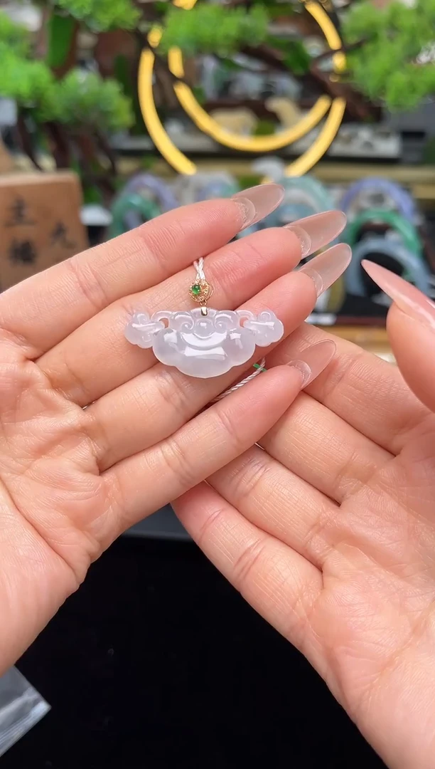 颈饰18K金镶嵌翡翠吊坠