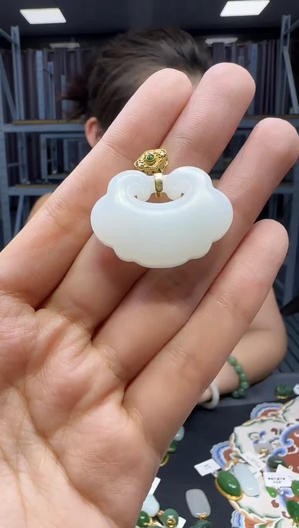 和田玉18K金镶嵌挂件1