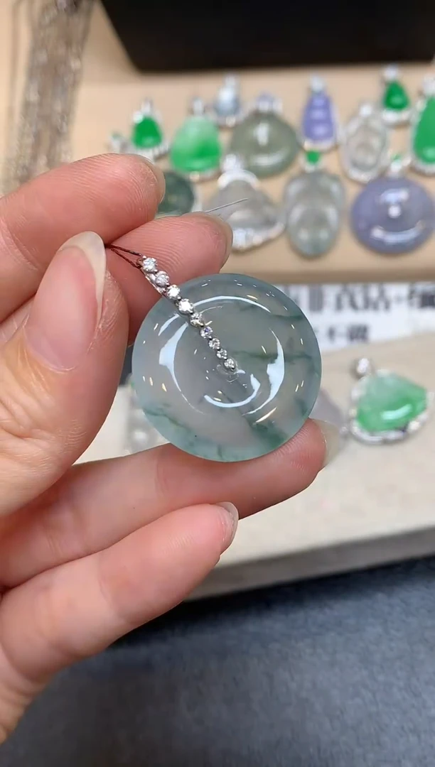 颈饰18K金镶嵌翡翠平安扣【无服务费