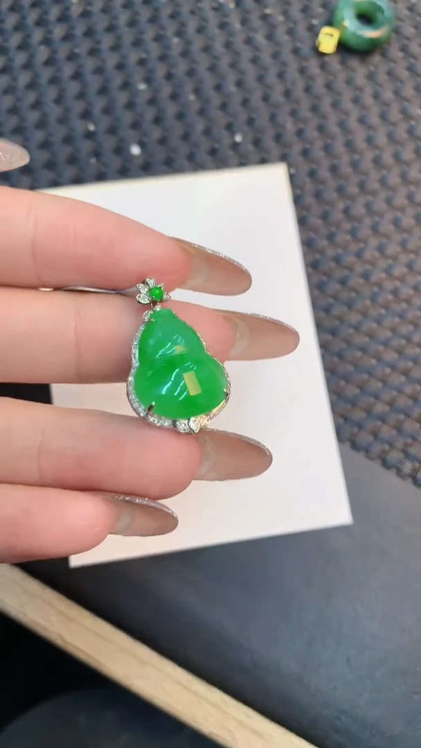 颈饰18K金镶嵌翡翠1