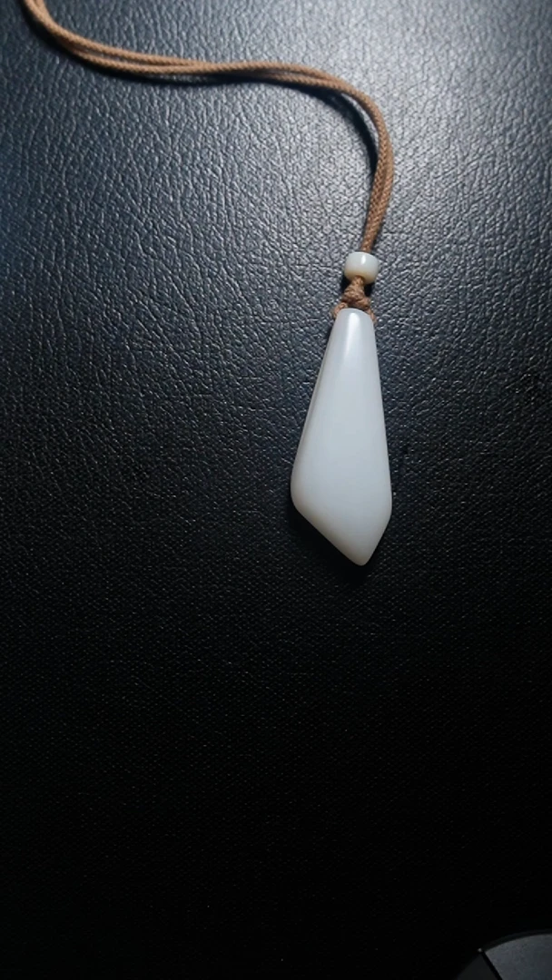 颈饰未镶嵌和田玉吊坠