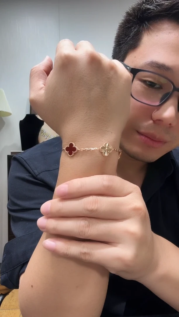 18K金镶嵌手链玛瑙/玉髓岁**澜红花镭射手链