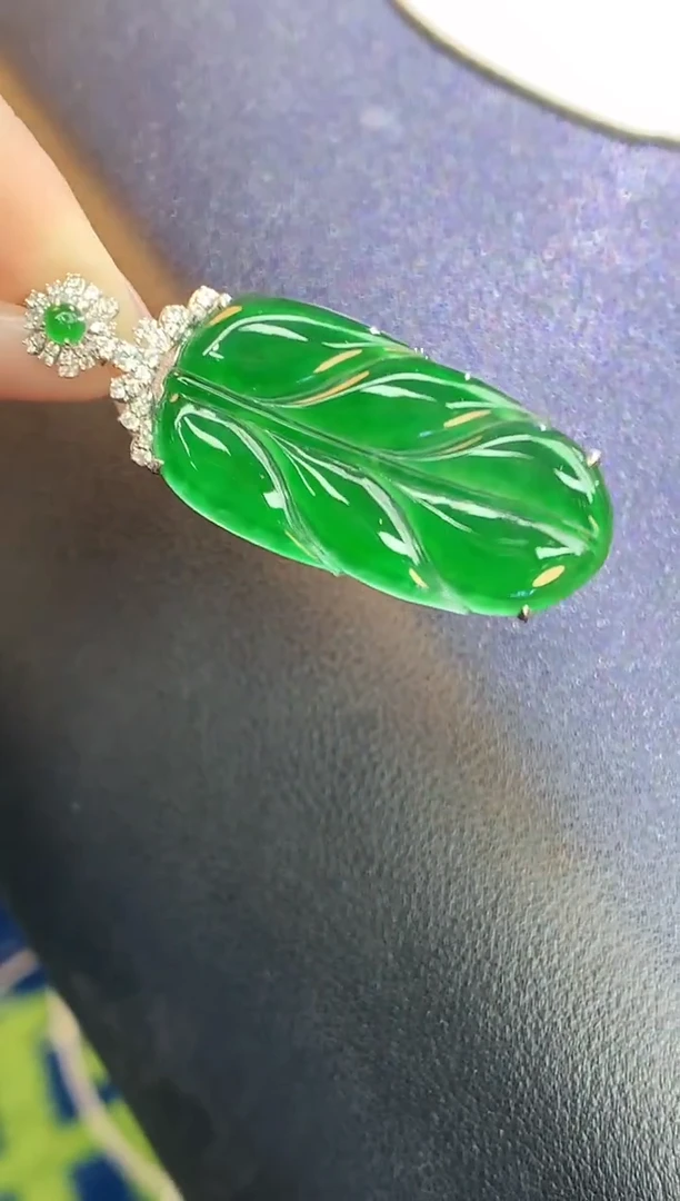 颈饰18K金镶嵌翡翠赠礼盒 麦麦