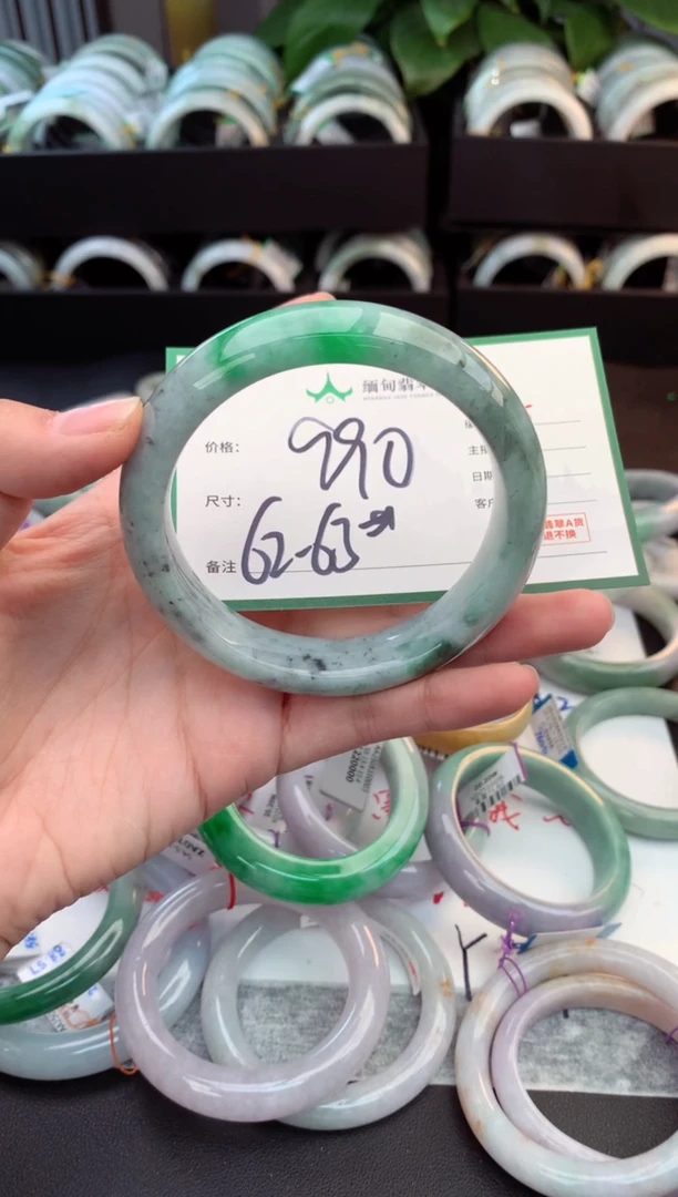 未镶嵌定制翡翠毛货需精细抛光+多人