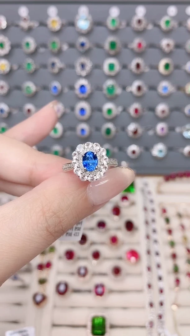 蓝宝石蓝宝石戒指18K金镶嵌1ct