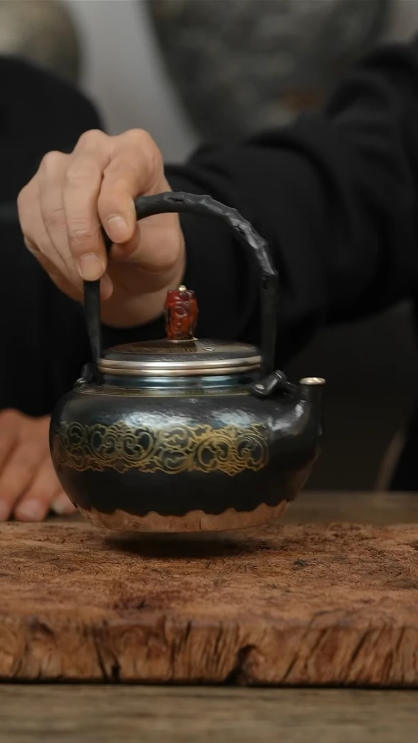 银器丨大肚走铜提梁壶（忍冬纹）