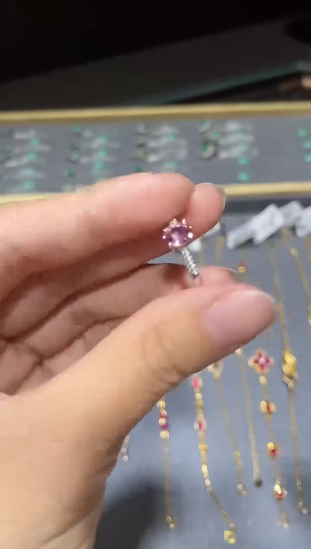 18K金镶嵌戒指尖晶石1