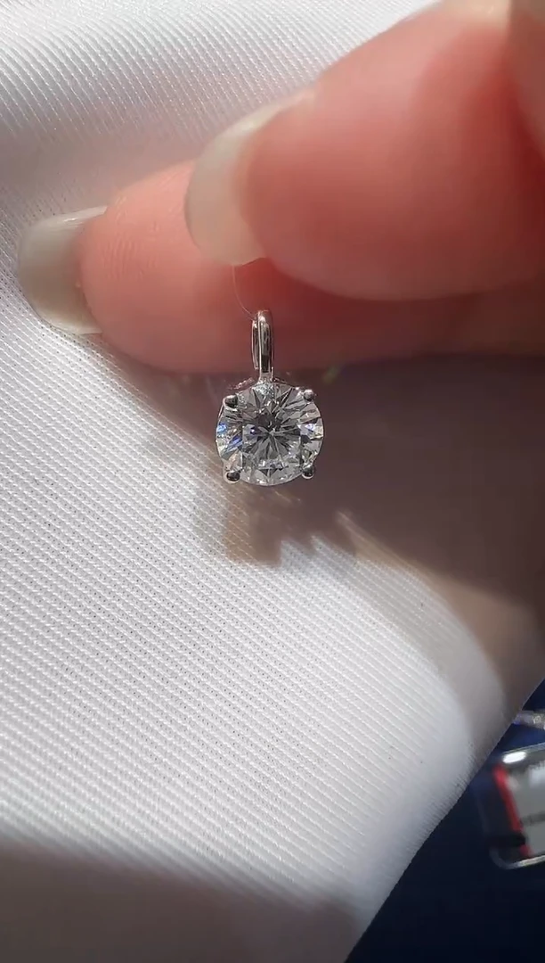 铂Pt950镶嵌颈饰合成钻石四爪吊坠0.85ct
