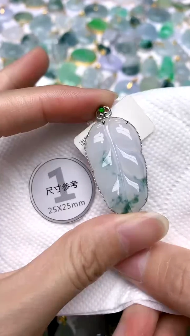 颈饰18K金镶嵌翡翠天然A货翡翠