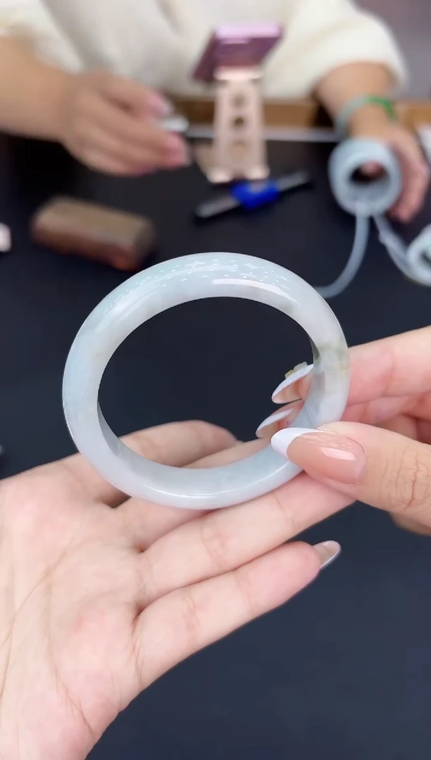 翡翠手镯未镶嵌翡翠手镯