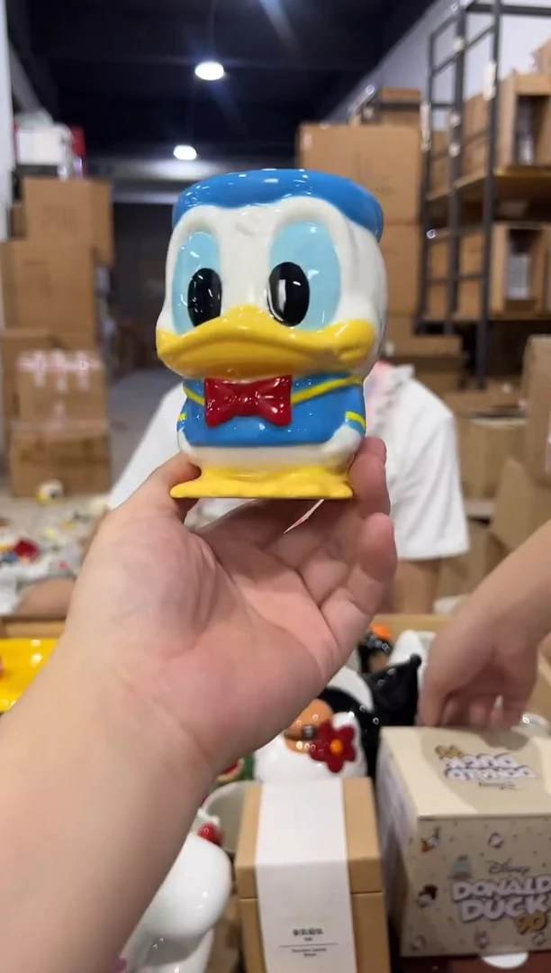 瓷片Q版唐老鸭全身杯