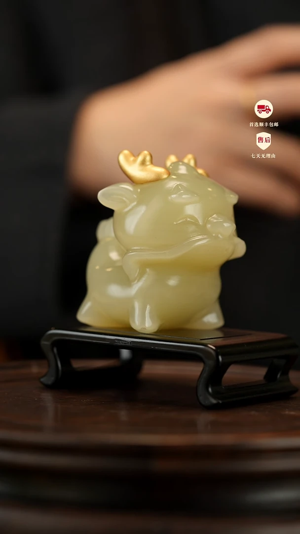 云南石竹叶青雕刻：府上有龙摆件