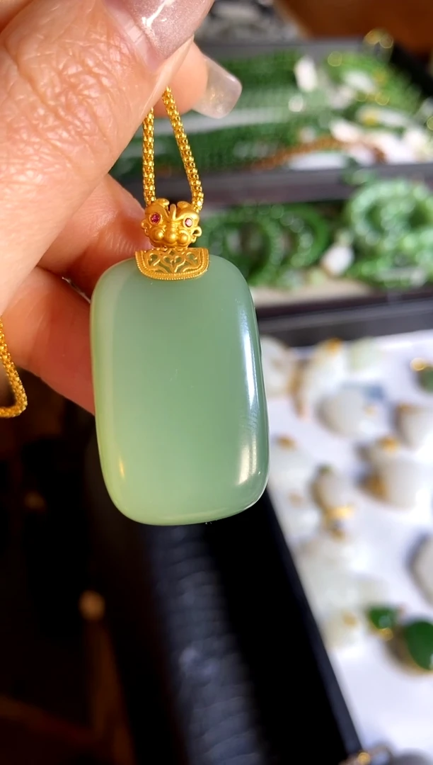 【闪购商品】和田玉吊坠18K金镶嵌。