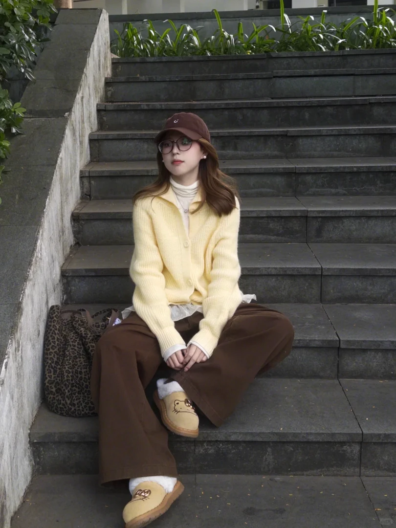 2025冬季新款韩系奶fufu打底蕾丝衫搭配黄色高领毛衣休闲裤三件套