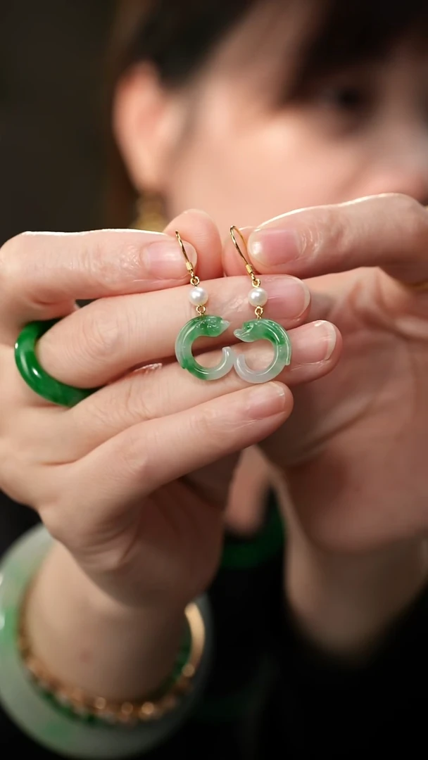 18K金镶嵌翡翠耳饰飘绿翡翠龙钩耳饰